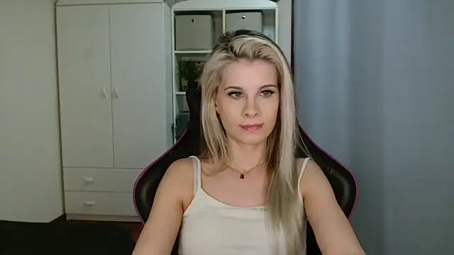 KristineGlow online show from April 16, 2026, 6:19 pm