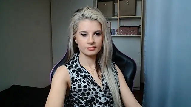 Snapshot of KristineGlow chatting on June 18, 2026, 6:46 am KristineGlow online show from June 18, 2026, 6:46 am