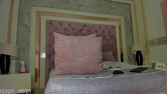 Ariel Versace online show from January 8, 2026, 1:24 pm