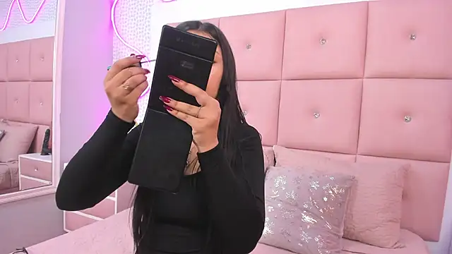 DaisySnugs1 online show from November 24, 2025, 12:27 pm