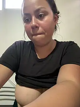 camila-titis online show from April 7, 2026, 10:53 pm