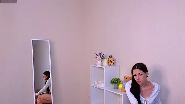 miacuteeee online show from October 23, 2025, 4:06 pm