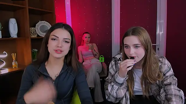 Snapshot of mila_glow1 chatting on November 17, 2025, 5:57 am mila glow1 online show from November 17, 2025, 5:57 am