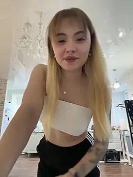 LunaMillie online show from December 5, 2025, 9:51 am