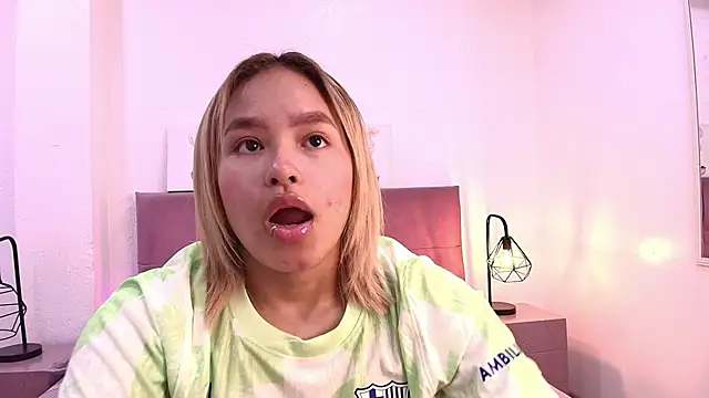 Snapshot of CamiilaGlow chatting on September 19, 2025, 2:29 pm CamiilaGlow online show from September 19, 2025, 2:29 pm