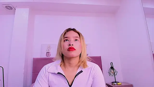 Snapshot of CamiilaGlow chatting on October 1, 2025, 4:13 pm CamiilaGlow online show from October 1, 2025, 4:13 pm