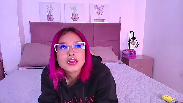 Snapshot of CamiilaGlow chatting on October 8, 2025, 4:26 pm CamiilaGlow online show from October 8, 2025, 4:26 pm