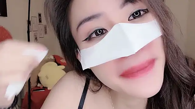 Snapshot of MaiLiiil chatting on November 6, 2025, 2:40 pm MaiLiiil online show from November 6, 2025, 2:40 pm