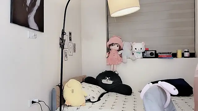 Snapshot of MaiLiiil chatting on December 17, 2025, 2:45 pm MaiLiiil online show from December 17, 2025, 2:45 pm