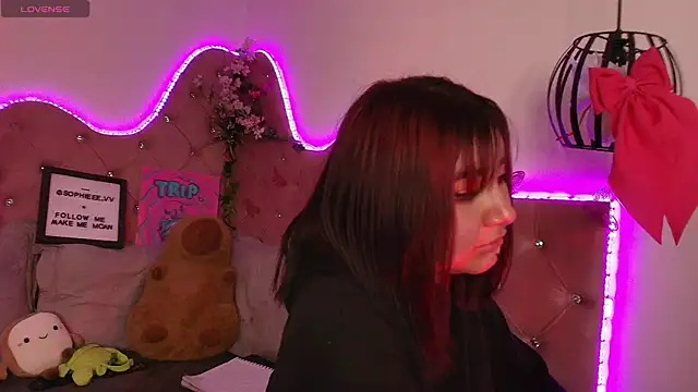 sophiievv online show from November 8, 2025, 7:01 pm