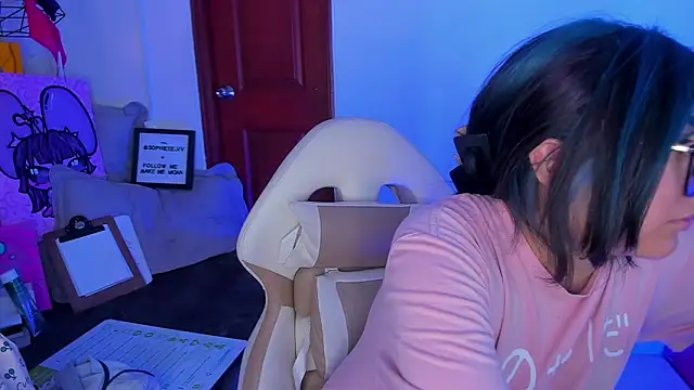 sophiievv online show from February 18, 2026, 6:48 pm