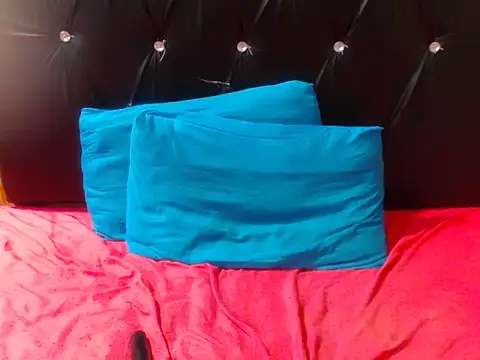 BeverlyQueen14 online show from October 4, 2025, 6:11 am