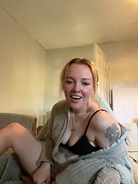 RedHeadRoxyUK online show from November 12, 2025, 11:43 am