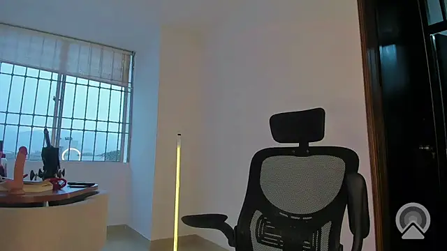 Amberdecolombia online show from April 5, 2026, 9:01 pm