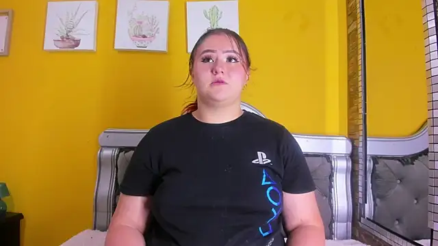 Miiafoox online show from September 10, 2025, 4:29 pm