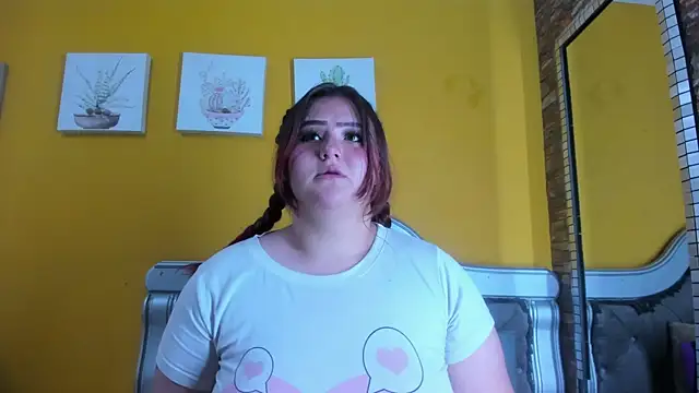 Miiafoox online show from September 11, 2025, 3:23 pm