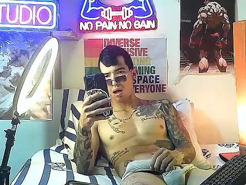 Strongcockfitness online show from October 15, 2025, 5:24 pm