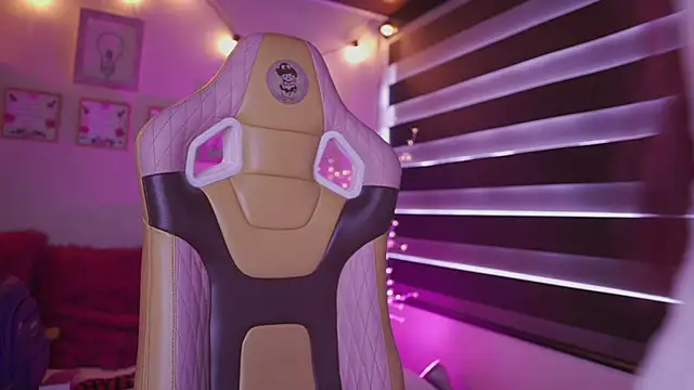 Rebecah 1 online show from December 3, 2025, 3:43 pm