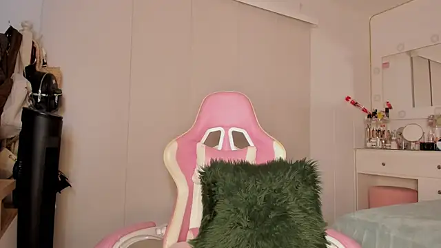 Lauuuuuuuu  online show from September 26, 2025, 4:16 am