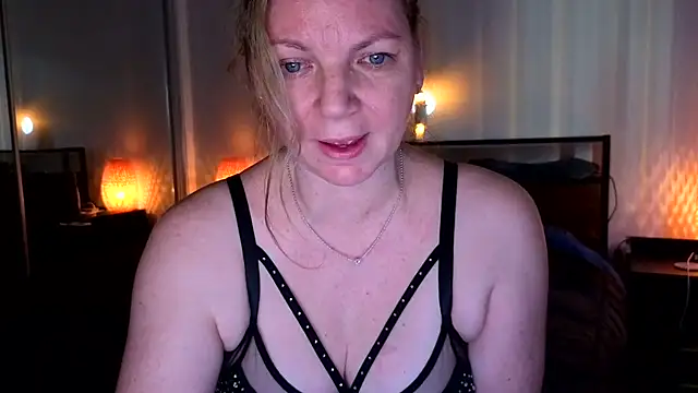 aussiepeaches online show from April 15, 2026, 2:18 am
