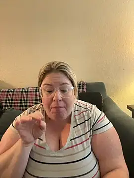 sexymommy1988 online show from September 24, 2025, 5:05 pm