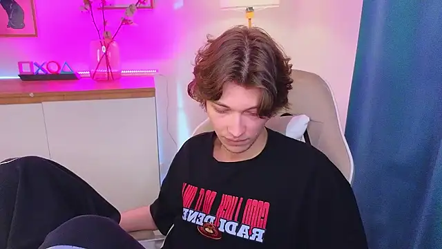 Snapshot of _Den1s_ chatting on February 21, 2026, 12:28 pm Den1s online show from February 21, 2026, 12:28 pm