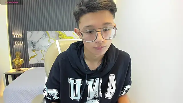 SantiagoRusso18 online show from September 10, 2025, 12:38 pm