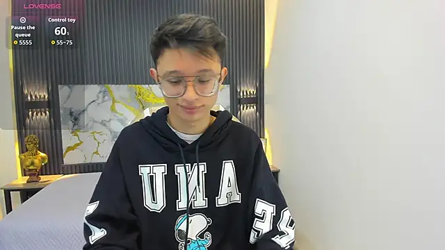 SantiagoRusso18 online show from September 24, 2025, 12:08 pm