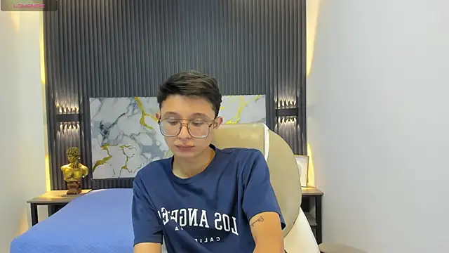 SantiagoRusso18 online show from September 28, 2025, 12:10 pm