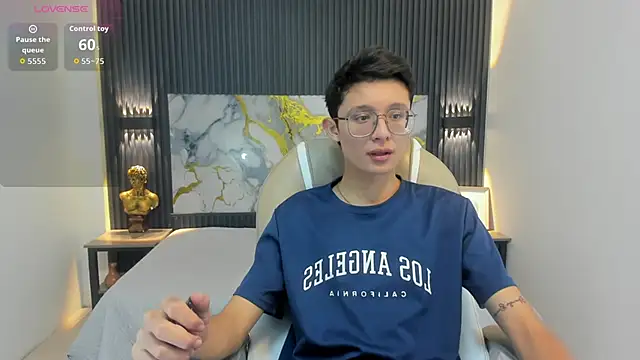 SantiagoRusso18 online show from October 8, 2025, 12:36 pm