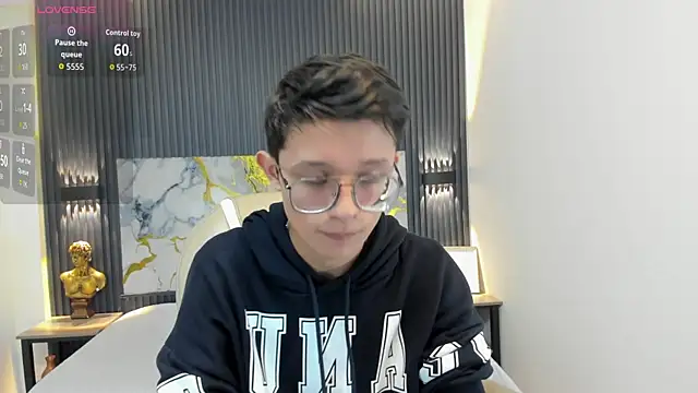 SantiagoRusso18 online show from October 9, 2025, 1:09 pm