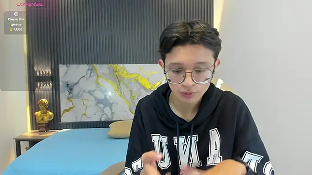 SantiagoRusso18 online show from October 22, 2025, 12:05 pm