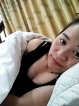 tuyetnhi-00 online show from November 2, 2025, 4:15 am