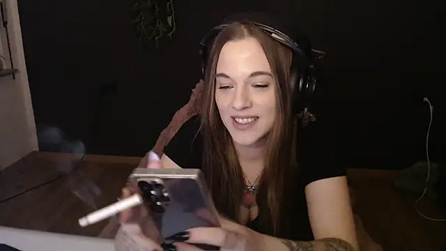 Luna Lynn online show from December 17, 2025, 7:20 pm