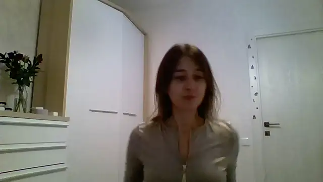 Avenique online show from October 5, 2025, 8:40 pm