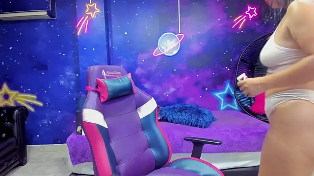 Thalia Cortea online show from November 25, 2025, 1:27 am