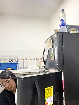 zaracollins01 online show from November 6, 2025, 12:11 am