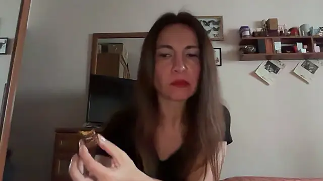 Cyreluna online show from November 10, 2025, 12:04 pm