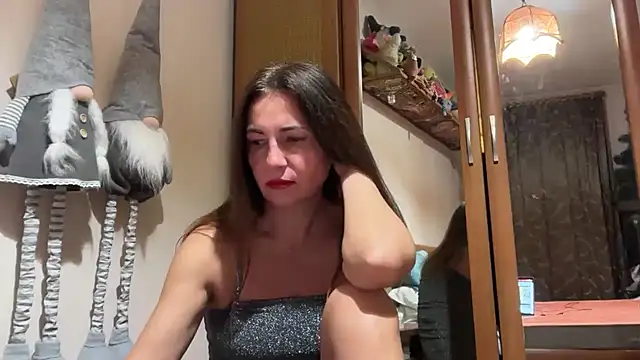 Cyreluna online show from November 30, 2025, 6:23 pm