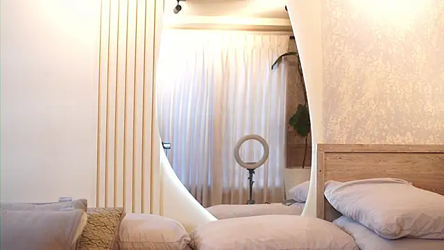 Tayler Kim online show from November 8, 2025, 7:34 pm