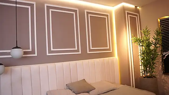 Tayler Kim online show from November 18, 2025, 6:34 pm