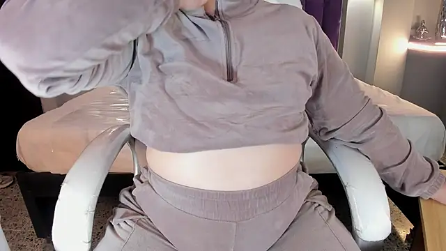 Miss Francheska online show from April 20, 2026, 11:57 am