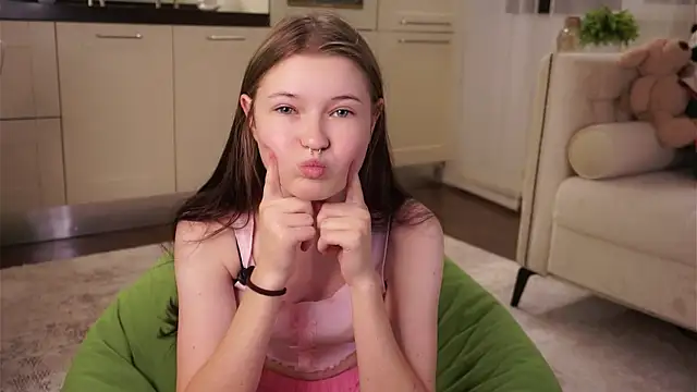 LynHillaire online show from September 18, 2025, 11:12 am