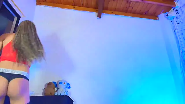 MIA HOT23CM S7S online show from December 17, 2025, 2:06 am