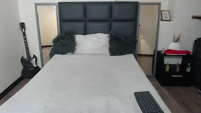 Snapshot of Isabella_Diamon chatting on November 19, 2025, 1:49 am Isabella Diamon online show from November 19, 2025, 1:49 am