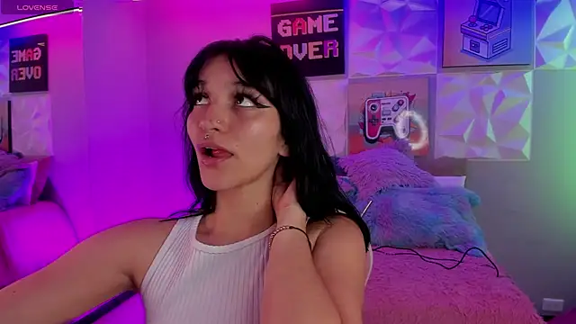 LindaWz  online show from October 7, 2025, 4:20 am