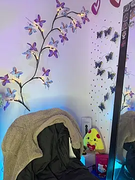 LindaWz  online show from April 21, 2026, 8:31 am