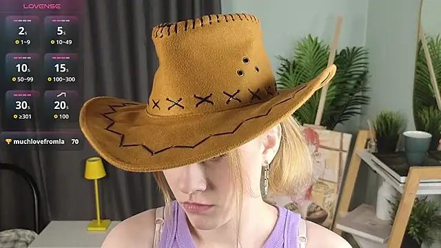 HollieCollelo online show from December 21, 2025, 3:13 am