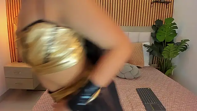 Roseaurora online show from October 31, 2025, 12:50 pm