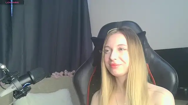 BabbbyFoxxx online show from October 30, 2025, 4:36 am